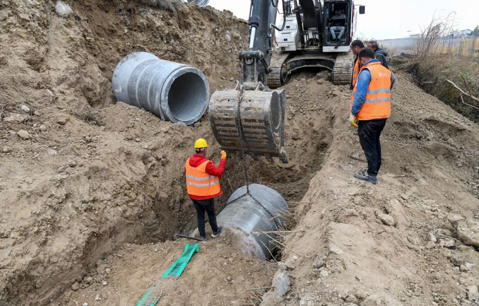Büyük çaplı beton borunun kazıya yerleştirilmesi