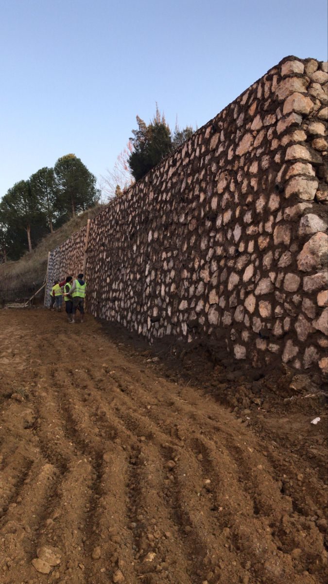 Tamamlanan taş istinat duvarı
