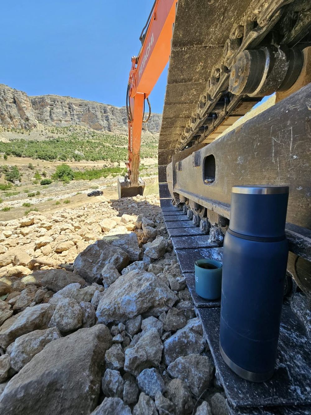 Kayalık arazide çalışan Hitachi ekskavatör